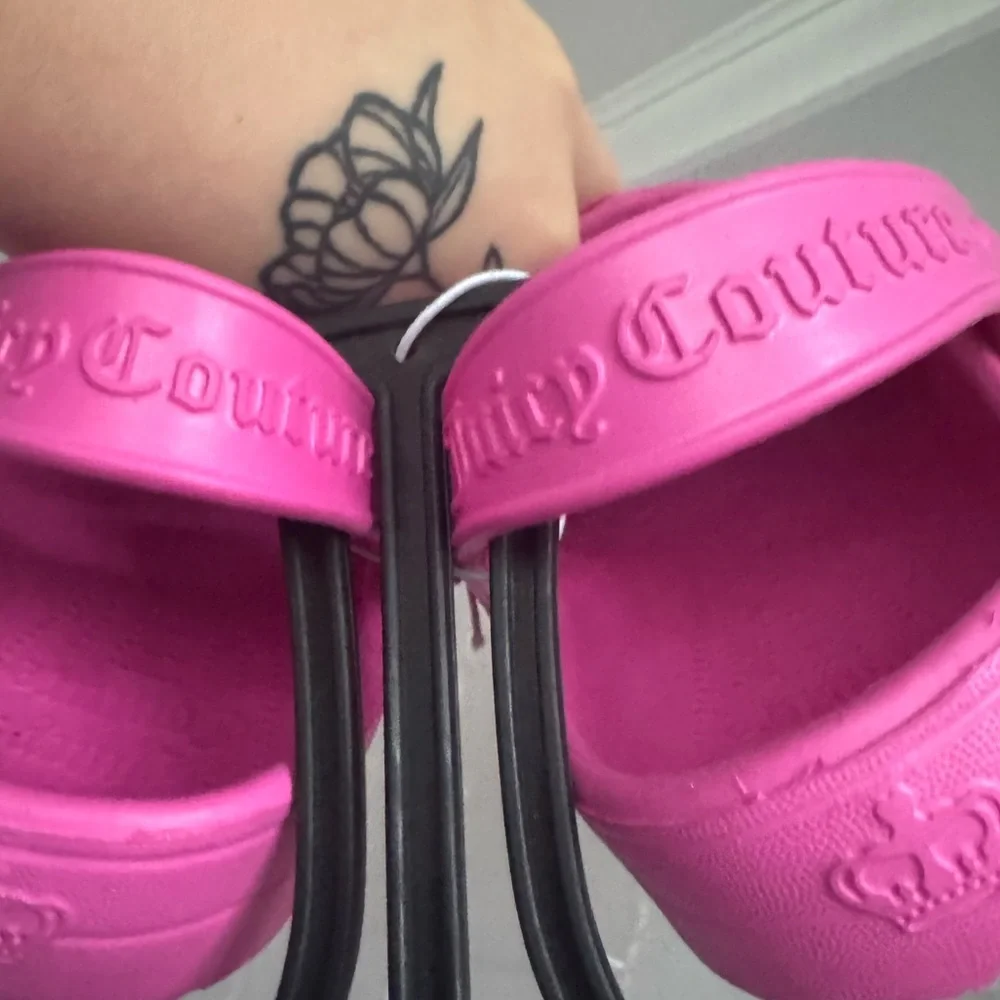 Juicy Couture Kids Pink Clogs NWT GLITTER CROWNS HEARTS STARS POOL BEACH GIRLY 💕 - Picture 4 of 5